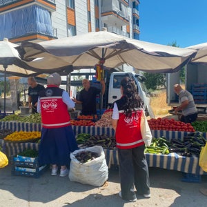 Koruyucu Aile, Çocuk Hizmetleri ile Aile ve Toplum Hizmetleri birimlerinde görev yapan çalışma arkadaşlarımız, ilimiz semt pazarında vatandaşlarımızla bir araya geldi. - fotoğraf 2