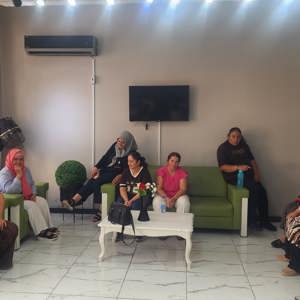 Engelsiz Yaşam, Bakım ve Rehabilitasyon Merkezi Müdürlüğünden hizmet alan özel gereksinimli bireylerimizin, Halk Eğitim Merkezi Müdürlüğü bünyesinde düzenlenen Kuaförlük Kursu kapsamında kişisel bakım uygulamaları gerçekleştirildi. - fotoğraf 2