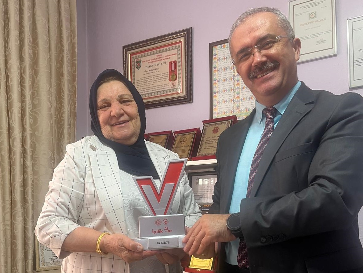 İl Müdürümüz Sayın Bilal ERDOĞAN, Bakanlığımız'ın İyilik Var Projesi Kapsamında Plaket Alan "Halise Anne'yi" Ziyaret Etti.