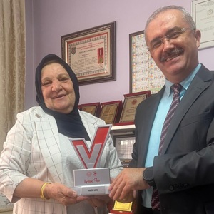 İl Müdürümüz Sayın Bilal ERDOĞAN, Bakanlığımız'ın İyilik Var Projesi Kapsamında Plaket Alan "Halise Anne'yi" Ziyaret Etti. - fotoğraf 1