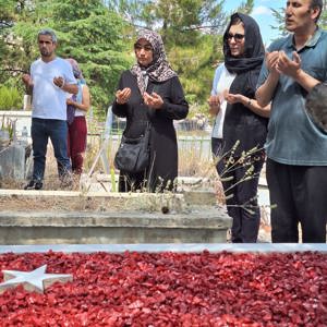 VVali Yardımcımız Sayın Emre KAZANASMAZ, il protokolü ve İl Müdürümüz Sayın Çiğdem AÇIKYILDIZ KAZEL, kahraman Şehidimiz P. Onb. Atilla DEMİRBAŞ’ın anma programına katılım sağlayarak kıymetli ailesi ile bir araya geldi. - fotoğraf 3