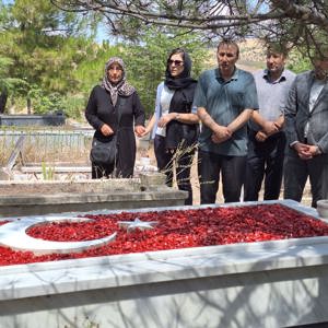 VVali Yardımcımız Sayın Emre KAZANASMAZ, il protokolü ve İl Müdürümüz Sayın Çiğdem AÇIKYILDIZ KAZEL, kahraman Şehidimiz P. Onb. Atilla DEMİRBAŞ’ın anma programına katılım sağlayarak kıymetli ailesi ile bir araya geldi. - fotoğraf 1