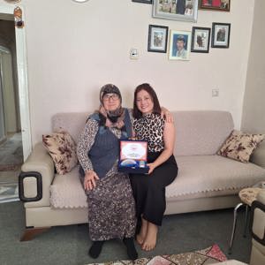 Şube Müdürümüz Sayın Hasret ÖZ, ilimizde ikamet eden kahraman Şehidimizin kıymetli ailesini ve kahraman Gazimizi ziyaret ederek Sayın Bakanımız Mahinur ÖZDEMİR GÖKTAŞ’ın selamlarını ilettiler. - fotoğraf 3