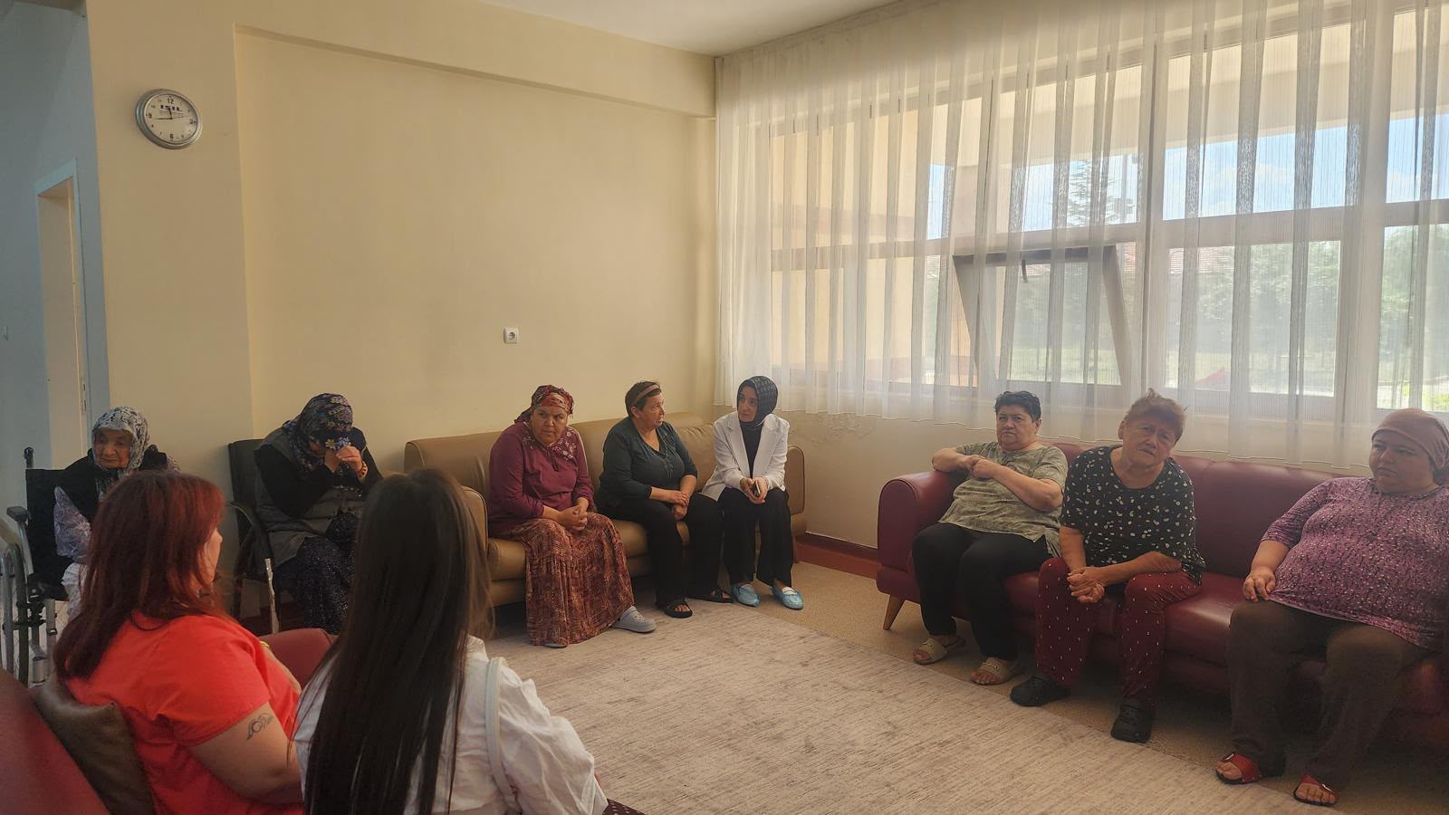 Şube Müdürümüz Sayın Leyla DOĞAN, Engelsiz Yaşam Bakım, Rehabilitasyon ve Aile Danışma Merkezi Müdürlüğümüzü ziyaret ederek hizmet alan özel gereksinimli bireylerimizle bir araya geldi.