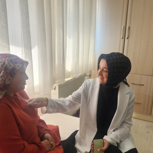 Şube Müdürümüz Sayın Leyla DOĞAN, Engelsiz Yaşam Bakım, Rehabilitasyon ve Aile Danışma Merkezi Müdürlüğümüzü ziyaret ederek hizmet alan özel gereksinimli bireylerimizle bir araya geldi. - fotoğraf 1