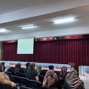 Koruyucu Aile Birimimizde görev yapan Sosyolog Fatmanur MERTAŞ tarafından Keskin Halk Eğitimi Merkezi Müdürlüğünde kursiyerlere yönelik koruyucu aile hizmet modeli tanıtımı gerçekleştirildi. - fotoğraf 2