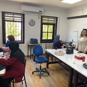 Kadına Yönelik Şiddetle Mücadele İl Eylem Planı kapsamında, önleyici nitelikte toplum temelli farkındalık çalışmalarının yaygınlaştırılması amacıyla Selim Özer Mahalle Konağı ziyaret edildi. - fotoğraf 2