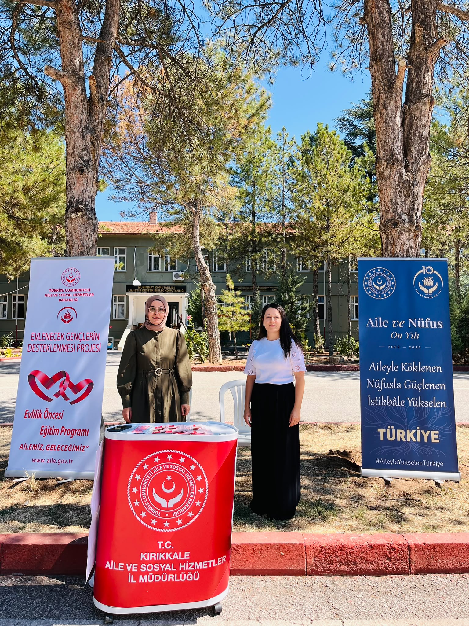 Koruyucu Aile ile Aile ve Toplum Hizmetleri birimlerinde görev yapan çalışma arkadaşlarımız, Mühimmat ve Garnizon Komutanlığında gerçekleşen terhis töreninde erler ve aileleri ile bir araya geldi.