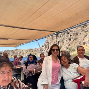 Kırıkkale ve Kırşehir Engelsiz Yaşam, Bakım, Rehabilitasyon ve Aile Danışma Merkezlerimizden hizmet alan özel gereksinimli bireylerimiz, Karakeçili’nin tarihi Çeşnigir Köprüsü’nde unutulmaz bir gün geçirdi. - fotoğraf 4
