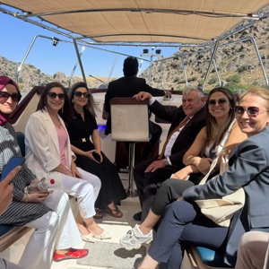 Kırıkkale ve Kırşehir Engelsiz Yaşam, Bakım, Rehabilitasyon ve Aile Danışma Merkezlerimizden hizmet alan özel gereksinimli bireylerimiz, Karakeçili’nin tarihi Çeşnigir Köprüsü’nde unutulmaz bir gün geçirdi. - fotoğraf 3