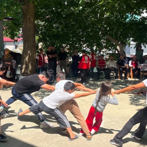 Sosyal ve Ekonomik Destek (SED) Hizmetinin Etkinliğinin Artırılması Okul Destek Projesi kapsamında desteklenen çocuklarımız için, Sumbas Kaymakamı Sayın Hakan Kara ve İl Müdürümüz Sayın Naci Yılmaz’ın katılımıyla Bağdaş Yaylası’nda piknik etkinliği düzenlendi - fotoğraf 2