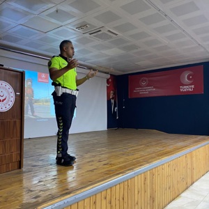 Osmaniye Sosyal Hizmet Merkezi Eğitim Birimi tarafından, Müdürlüğümüzden hizmet alan vatandaşlarımıza yönelik İl Emniyet Müdürlüğü ekiplerinin katkılarıyla “Trafik Güvenliği” konulu seminer düzenlendi. - fotoğraf 2