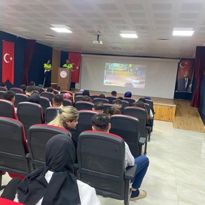 Osmaniye Sosyal Hizmet Merkezi Eğitim Birimi tarafından, Müdürlüğümüzden hizmet alan vatandaşlarımıza yönelik İl Emniyet Müdürlüğü ekiplerinin katkılarıyla “Trafik Güvenliği” konulu seminer düzenlendi. - fotoğraf 3