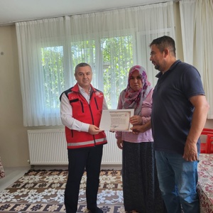 İl Müdürümüz Sayın Naci Yılmaz, Engelli Evde Bakım Hizmetimizden faydalanan ailemizi hanesinde ziyaret etti. Gerçekleştirilen ziyarette ailemizin hâl ve hatırı sorularak talep ve ihtiyaçları dinlendi. - fotoğraf 1