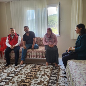 İl Müdürümüz Sayın Naci Yılmaz, Engelli Evde Bakım Hizmetimizden faydalanan ailemizi hanesinde ziyaret etti. Gerçekleştirilen ziyarette ailemizin hâl ve hatırı sorularak talep ve ihtiyaçları dinlendi. - fotoğraf 2