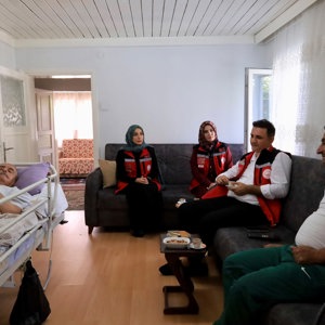 Sosyal Hizmet Merkezi Müdürümüz Sayın Taylan Kaya ve çalışma arkadaşlarımızla birlikte, Evde Bakım Hizmetinden yararlanan 82 yaşındaki Nuri Görmez Amcamızı evinde ziyaret ederek ellerini öptük ve hayata dair sohbetler gerçekleştirdik. - fotoğraf 3