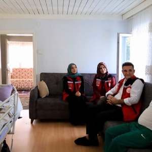 Sosyal Hizmet Merkezi Müdürümüz Sayın Taylan Kaya ve çalışma arkadaşlarımızla birlikte, Evde Bakım Hizmetinden yararlanan 82 yaşındaki Nuri Görmez Amcamızı evinde ziyaret ederek ellerini öptük ve hayata dair sohbetler gerçekleştirdik. - fotoğraf 1