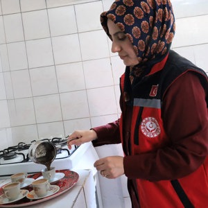 Sosyal Hizmet Merkezi Müdürümüz Sayın Taylan Kaya ve çalışma arkadaşlarımızla birlikte, Evde Bakım Hizmetinden yararlanan 82 yaşındaki Nuri Görmez Amcamızı evinde ziyaret ederek ellerini öptük ve hayata dair sohbetler gerçekleştirdik. - fotoğraf 2