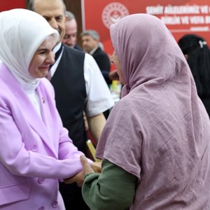 Bakanımız Mahinur Özdemir Göktaş, Hakkari’de Şehit Aileleri ve Gazilerle Vefa Buluşmasında Bir Araya Geldi - fotoğraf 3