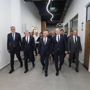 Kahramanmaraş Protokolünden Şehit Öğretmenimiz Ayla Kara ve Vefat Eden Öğrencilerimizin Ailelerine Ziyaret - fotoğraf 3