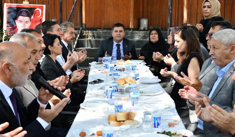 Valimiz Sayın H. Engin SARIİBRAHİM, İl Protokolü ve İl Müdürümüz Sayın Çiğdem AÇIKYILDIZ KAZEL’in katılımıyla, aziz şehidimiz Ferhat BOZKURT’un sene-i devriyesi dolayısıyla anma programı gerçekleştirildi.