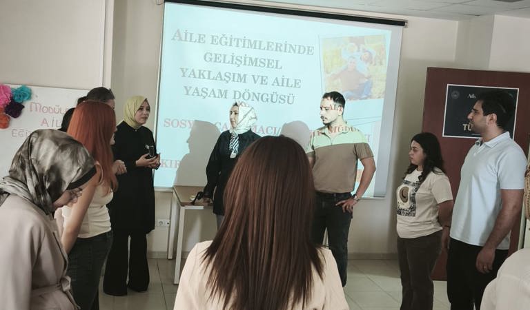 Müdürlüğümüz AEP Eğiticileri ve meslek elemanlarına, Yerel Eğitim Programları kapsamında “Aile Eğitimlerinde Gelişimsel Yaklaşım ve Aile Yaşam Döngüsü” eğitimi gerçekleştirildi.
