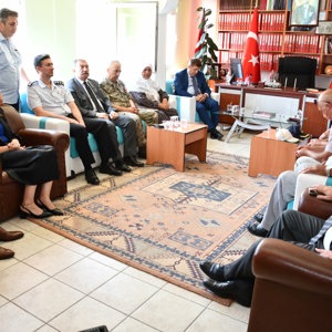 Valimiz Sayın H. Engin SARIİBRAHİM, İl Protokolü ve İl Müdürümüz Sayın Çiğdem AÇIKYILDIZ KAZEL, Kur’an-ı Kerim ve Mevlid-i Şerif Anma Programı’na katıldı. - fotoğraf 3