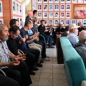 Valimiz Sayın H. Engin SARIİBRAHİM, İl Protokolü ve İl Müdürümüz Sayın Çiğdem AÇIKYILDIZ KAZEL, Kur’an-ı Kerim ve Mevlid-i Şerif Anma Programı’na katıldı. - fotoğraf 2