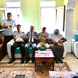 Valimiz Sayın H. Engin SARIİBRAHİM, İl Protokolü ve İl Müdürümüz Sayın Çiğdem AÇIKYILDIZ KAZEL, Kur’an-ı Kerim ve Mevlid-i Şerif Anma Programı’na katıldı. - fotoğraf 1