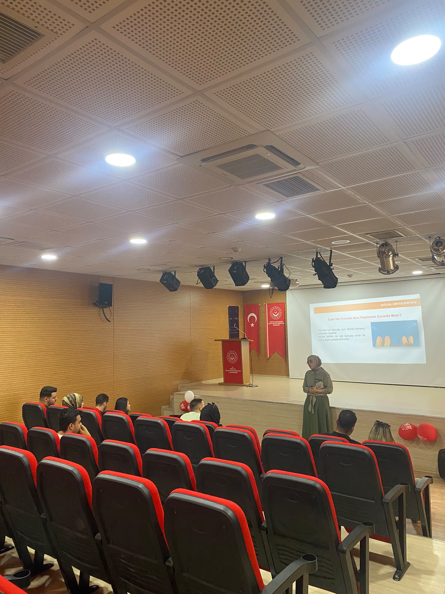 Bakanlığımız tarafından yürütülen “Evlenecek Gençlerin Desteklenmesi Projesi” kapsamında, projeden faydalanacak çiftlerimize yönelik evlilik öncesi eğitim programı gerçekleştirildi.