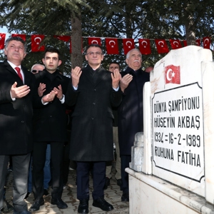 Dünya Şampiyonu Hüseyin AKBAŞ Vefatının 31. Yılında Mezarı Başında Anıldı - fotoğraf 2