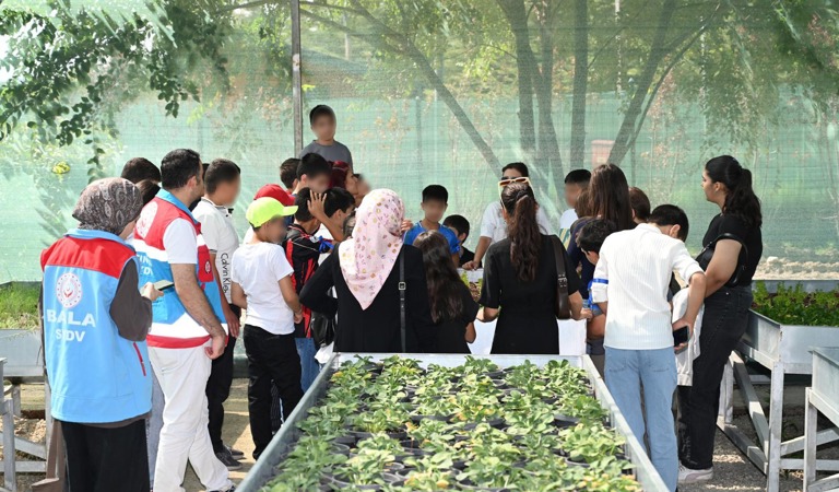 Çocuklar Milli Botanik Bahçesinde Doğayı ve Bitki Bilimini Keşfetti