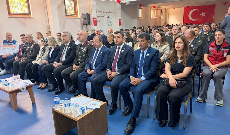 Kahraman Şehidimiz Tuğgeneral Sezgin Erdoğan’ın 6. ölüm yıl dönümü dolayısıyla, adını taşıyan Şehit Sezgin Erdoğan Anadolu Lisesinde düzenlenen anma programına İl Müdür Yardımcımız Kamile Şahin ve görevli çalışma arkadaşlarımız katılım sağladı.