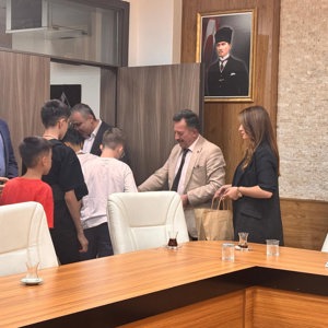 Ahilik Haftası kapsamında, Ticaret İl Müdürü Mehmet Akif Ülger tarafından kuruluşlarımızdan hizmet alan çocuklarımıza yönelik bilgilendirme programı gerçekleştirildi. Program sonunda çocuklarımıza hediyeler takdim edildi. - fotoğraf 1