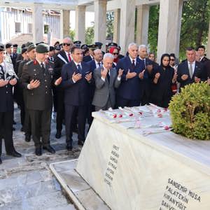19 Eylül Gaziler Günü Münasebetiyle Şehitlik ve Anıtlarda Anma Programı Düzenlendi - fotoğraf 6