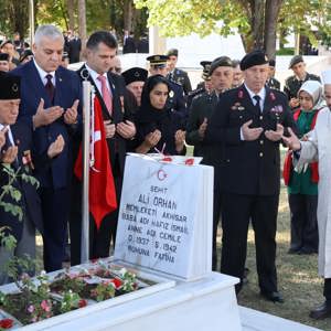 19 Eylül Gaziler Günü Münasebetiyle Şehitlik ve Anıtlarda Anma Programı Düzenlendi - fotoğraf 1