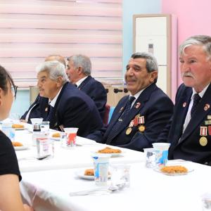 Vali Yardımcımız Sayın Rümeysa Sena Kurt, İl Müdürümüz Sayın Abdülhalim Ünalan ve Kahraman Gazilerimiz, devlet himayesindeki yavrularımızla bir araya geldi. - fotoğraf 2