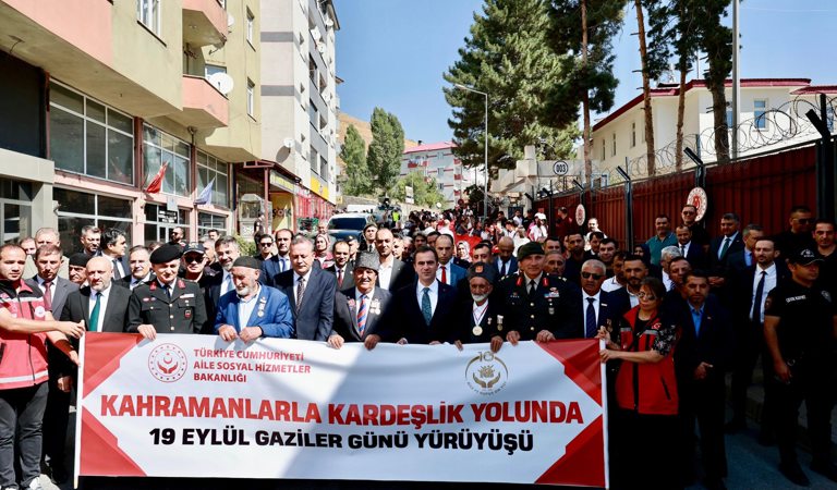 Bitlis’te “Kahramanlarla Kardeşlik Yolunda 19 Eylül Gaziler Günü Yürüyüşü” 