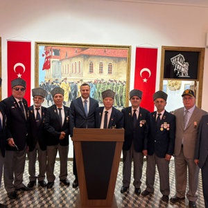İl Müdürümüz Selim Köse, 19 Eylül Gaziler Günü Programı kapsamında 15 Temmuz Demokrasi ve Cumhuriyet Meydanı’nda düzenlenen çelenk sunma törenine katıldı. - fotoğraf 1