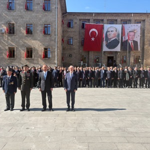 İl Müdürümüz Selim Köse, 19 Eylül Gaziler Günü Programı kapsamında 15 Temmuz Demokrasi ve Cumhuriyet Meydanı’nda düzenlenen çelenk sunma törenine katıldı. - fotoğraf 2