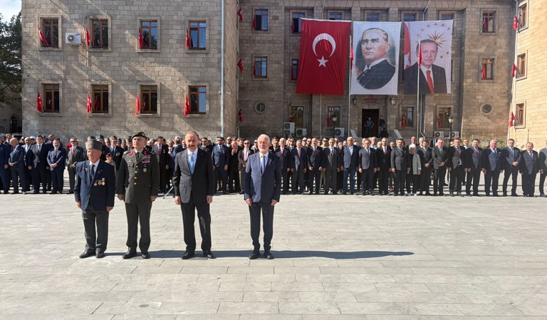 İl Müdürümüz Selim Köse, 19 Eylül Gaziler Günü Programı kapsamında 15 Temmuz Demokrasi ve Cumhuriyet Meydanı’nda düzenlenen çelenk sunma törenine katıldı.