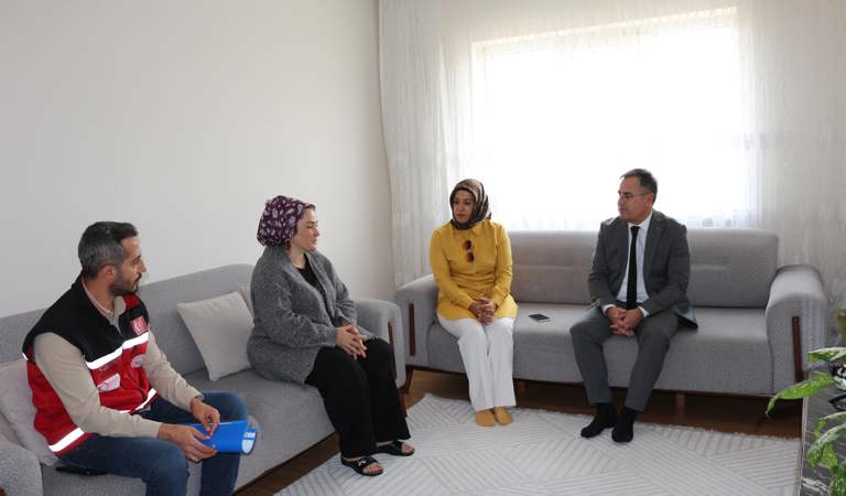 İl Müdürümüz Vefa Akdoğan, Sosyal ve Ekonomik Destek (SED) hizmetinden faydalanan ailemizi ziyaret ederek talep, görüş ve ihtiyaçlarını yerinde değerlendirdi