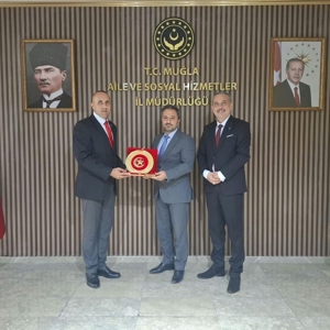 Türkiye Harp Malulü Gaziler Şehit Dul ve Yetimleri Derneği Ortaca Temsilcisi, Gazi Jandarma Uzman Çavuş Ercan AKKURT, İl Müdürümüz Mahmut SELÇUK’u makamında ziyaret etti.  - fotoğraf 1
