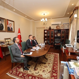Valimiz Sayın Dr. İdris AKBIYIK ve İl Müdürümüz Sayın Mahmut SELÇUK, İçişleri Bakanımız Sayın Mustafa ÇİFTÇİ ile Aile ve Sosyal Hizmetler Bakanımız Sayın Mahinur ÖZDEMİR GÖKTAŞ’ın başkanlığında, Video Konferans Sistemi (VKS) üzerinden gerçekleştirilen “İl ve İlçe Sosyal Yardımlaşma ve Dayanışma Vakıfları Performans Karnesi” konulu toplantıya katıldı. - fotoğraf 2