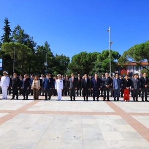 Cumhuriyetimizin kurucusu Gazi Mustafa Kemal Atatürk’e Türkiye Büyük Millet Meclisi tarafından “Gazi” unvanı ve “Mareşal” rütbesi verilişinin 105. yıl dönümünde, 19 Eylül Gaziler Günü Muğla’da düzenlenen törenle kutlandı.  - fotoğraf 1