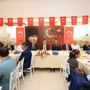 19 Eylül Gaziler Günü anma programları kapsamında, Valimiz Sayın Dr. İdris AKBIYIK’ın ev sahipliğinde gazilerimiz ile şehit ve gazi ailelerimiz onuruna yemek programı düzenlendi. Programa İl Müdürümüz Mahmut SELÇUK katıldı.  - fotoğraf 1