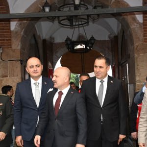 Kahramanlarımızla Aynı Sofrada, Aynı Gururla - fotoğraf 1