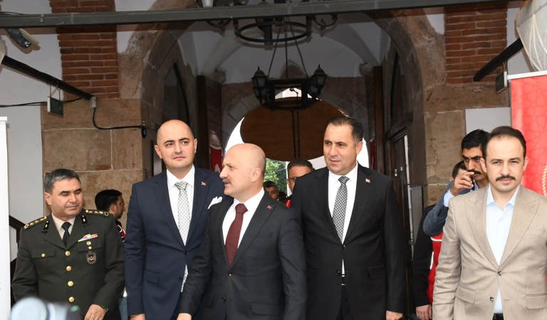 Kahramanlarımızla Aynı Sofrada, Aynı Gururla