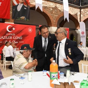 Kahramanlarımızla Aynı Sofrada, Aynı Gururla - fotoğraf 2
