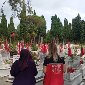 Şehit Annemizin Kabir Ziyaretine Eşlik Ettik  - fotoğraf 10
